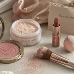 Maquillage mariage rose poudré, teint lumineux sans surcharge