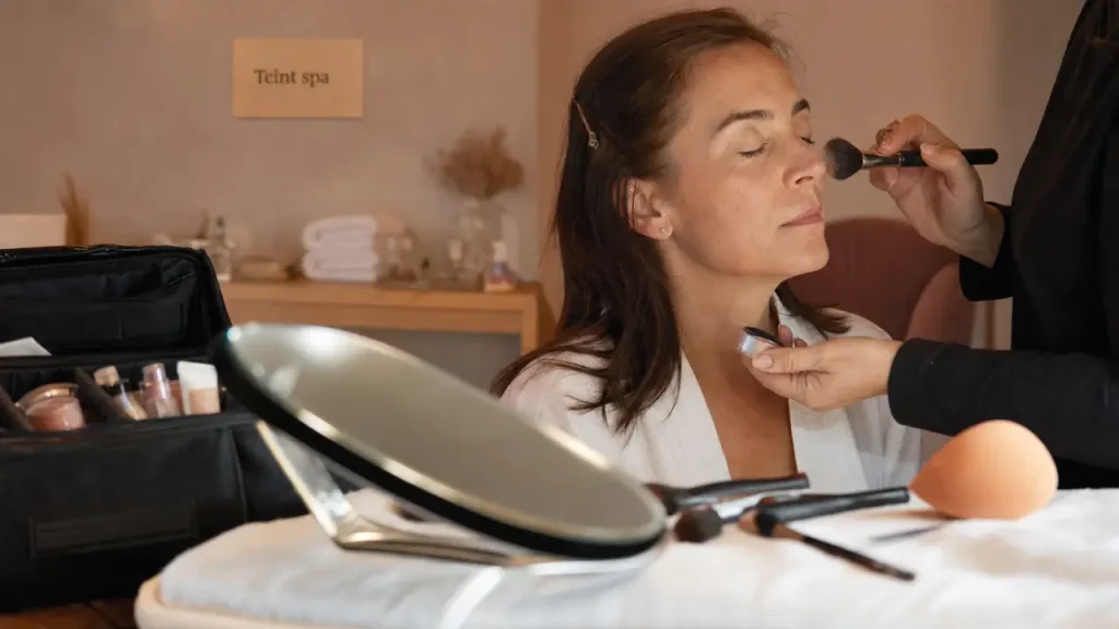 Maquillage spa : teint frais et rendu naturel, maquilleuse en cabine de spa