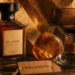 Flacon ambre parfum ambré, résine dorée et papier note