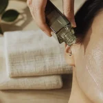 Bio oil visage rides : huile anti-âge appliquée sur le visage