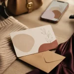 Carte cadeau mode femme entre vêtements, photo éditoriale