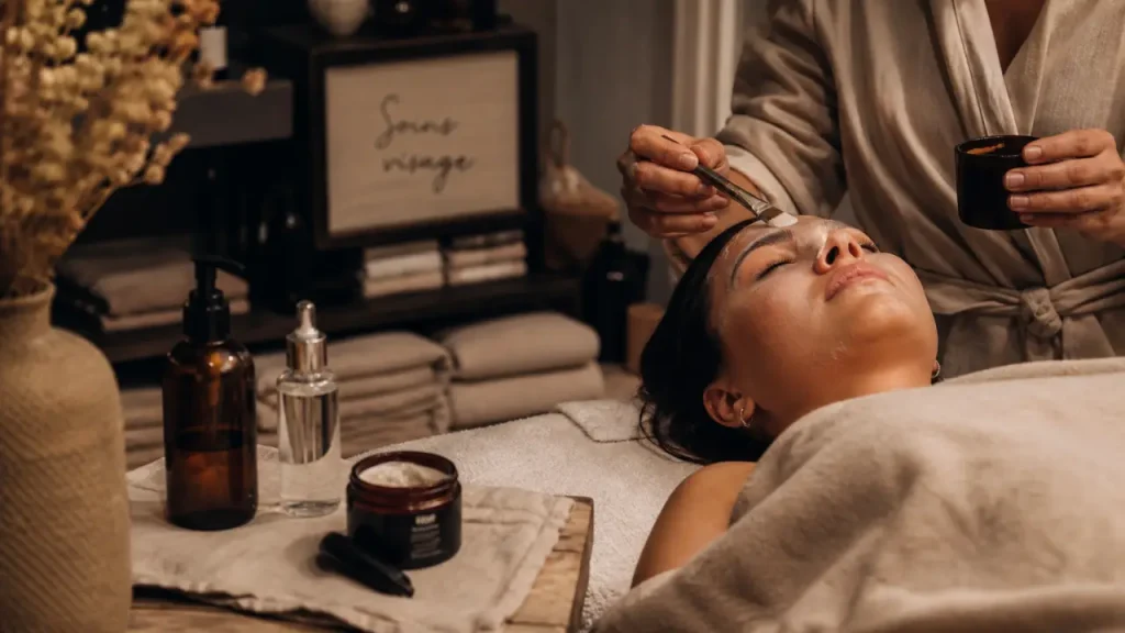 Guinot soin visage : esthéticienne en institut, crème sur le front