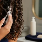 Mousse cheveux bouclés : application sur cheveux bouclés humides pour définition et volume