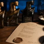 Parfum billie eilish : trois flacons sur table, comparatif de fragrances